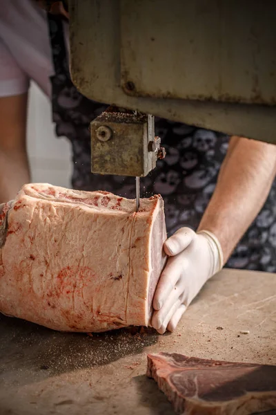 Pracownik kawałki wołowiny — Zdjęcie stockowe