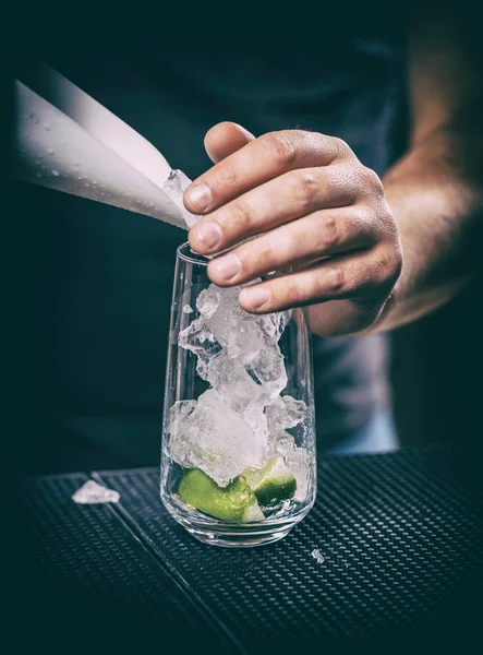 Bartender förbereda cocktail — Stockfoto