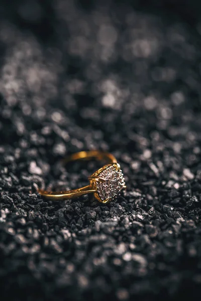 Gold engagement ring — Stock Photo, Image
