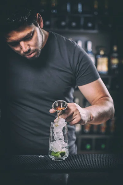 Barman prepara um coquetel — Fotografia de Stock