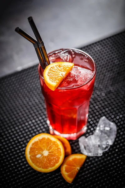 Cocktail rouge avec tranche d'orange — Photo