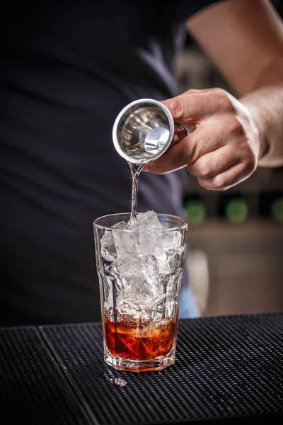 Barman está derramando álcool — Fotografia de Stock