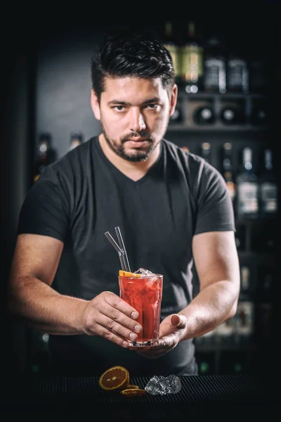 Barman serverer cocktail Stock-billede