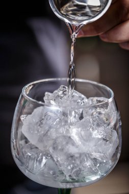 Barmen Alkol yağıyor