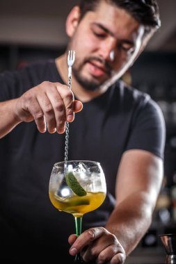 Barmen kokteyl karıştırma