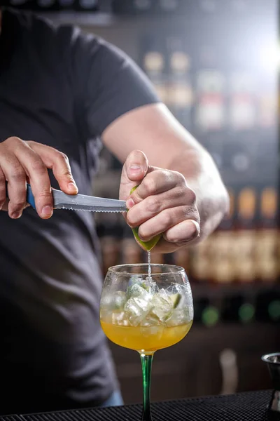 Barkeeper wurschtelt Kalk — Stockfoto