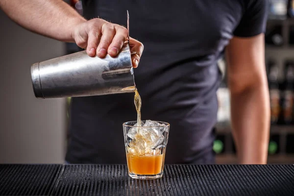 Barman sirviendo un cóctel — Foto de Stock