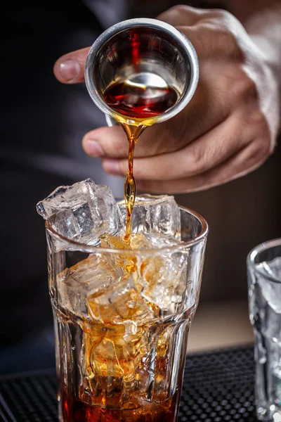 Barman verse de l'alcool — Photo
