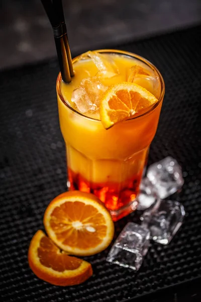 Манговый ликер с апельсиновым соком — стоковое фото
