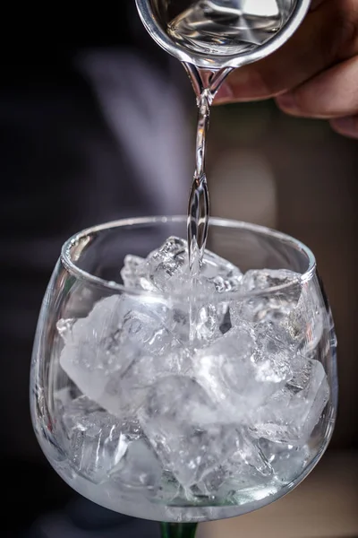Bartendern häller alkohol — Stockfoto