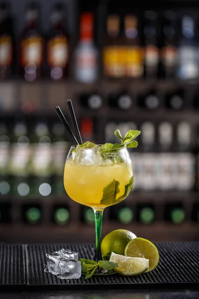 Cocktail gegarneerd met een lime segment en mint blad — Stockfoto