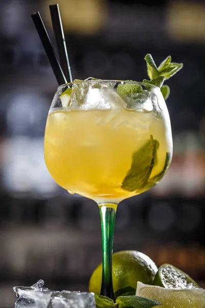 Cocktail decorado com uma fatia de limão e folha de hortelã — Fotografia de Stock
