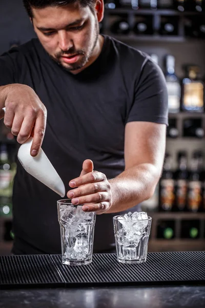 Bartender preparar coquetel — Fotografia de Stock