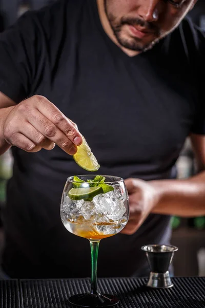 Barman pregătește cocktail — Fotografie, imagine de stoc