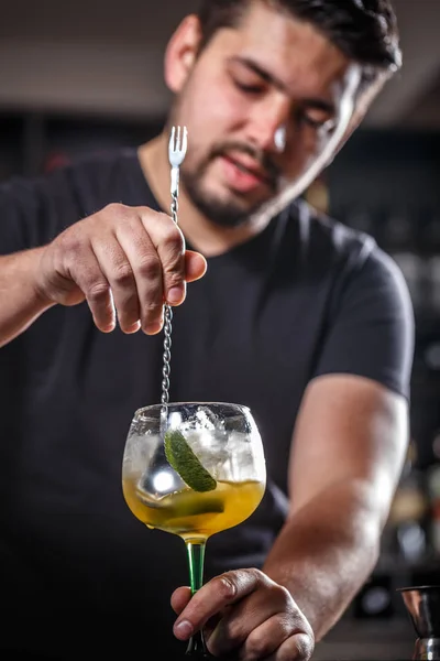 Barkeeper rührt Cocktail an — Stockfoto