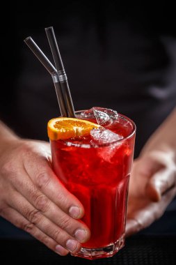 Barmen hizmet kırmızı kokteyl