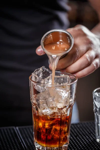 Barman está derramando álcool — Fotografia de Stock