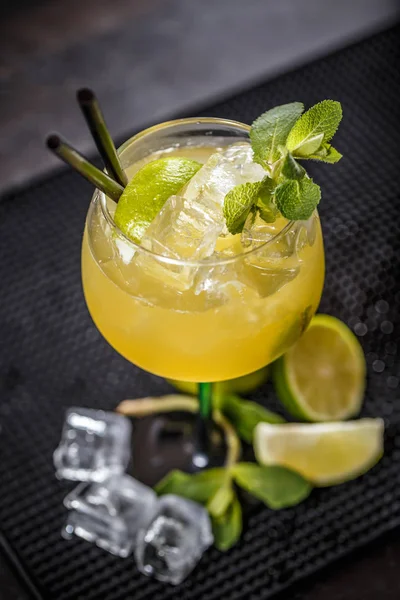 Kireç dilim ve nane yaprağı ile süslenmiş kokteyl — Stok fotoğraf