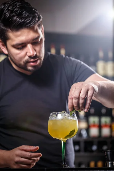 Barmann dekoriert Cocktail — Stockfoto