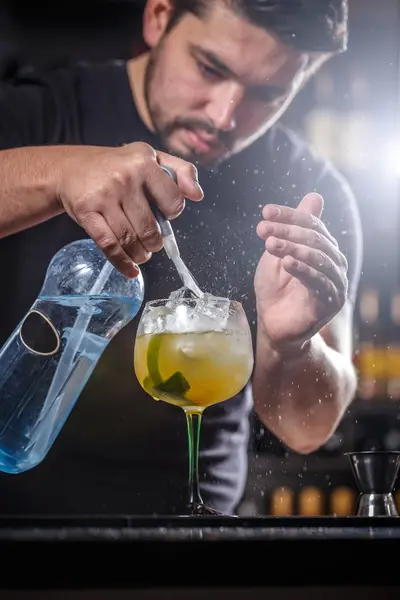 Barman je lití sodové vody — Stock fotografie