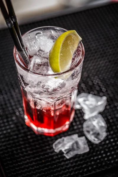 Framboos cocktail met ijsblokje — Stockfoto