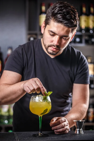 Barman is decorating cocktail — Stock Photo, Image