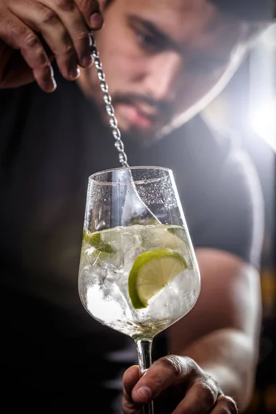 Il barista sta mescolando cocktail — Foto Stock