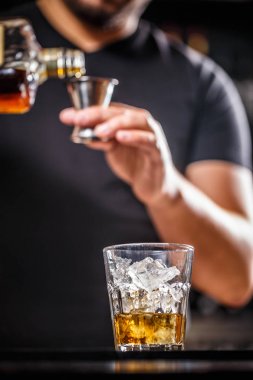 Barmen iş başında