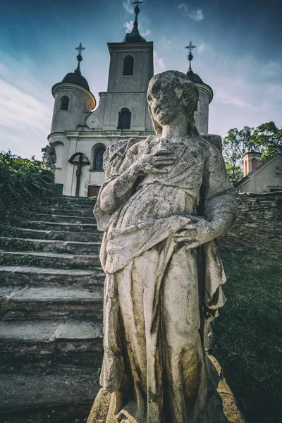 Calvary kerk met een standbeeld — Stockfoto