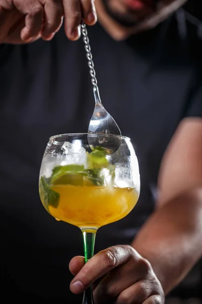 Bartender is stirring cocktail — Stock Photo, Image