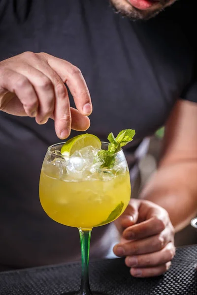 Barman is versieren cocktail — Stockfoto