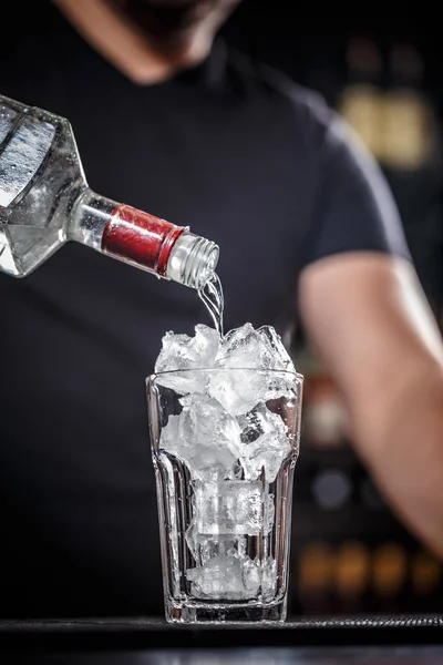 Barman bereidt cocktail — Stockfoto