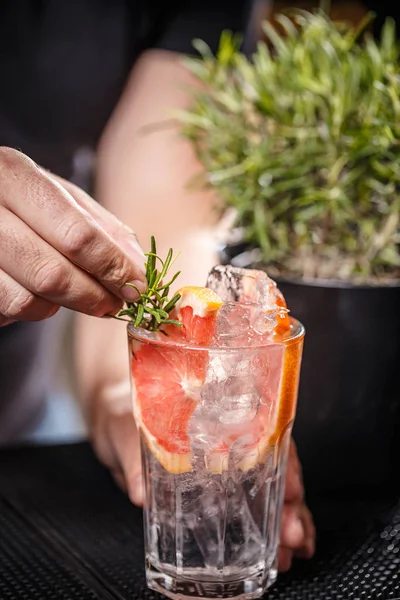 Bartender dekorera cocktail — Stockfoto