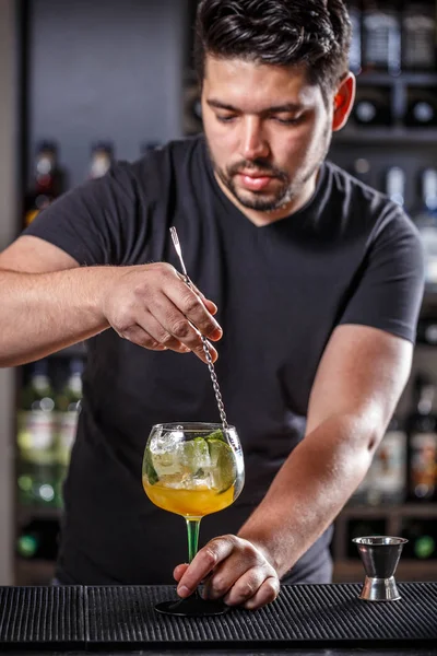 Bartender is stirring cocktail — Stock Photo, Image