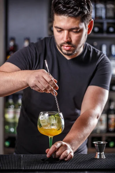 Barkeeper rührt Cocktail an — Stockfoto