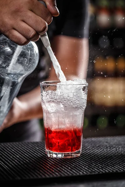 Barman je lití sodové vody — Stock fotografie
