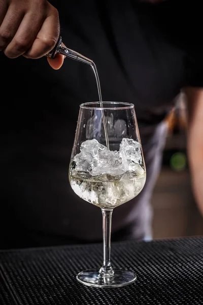 Barman en el trabajo — Foto de Stock