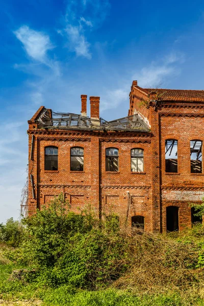 Opuštěná cihlová budova — Stock fotografie