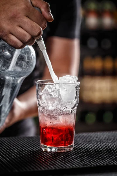 Barman está derramando água com gás — Fotografia de Stock