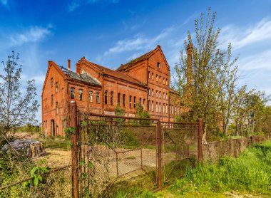 Kentsel tuğla bina terk