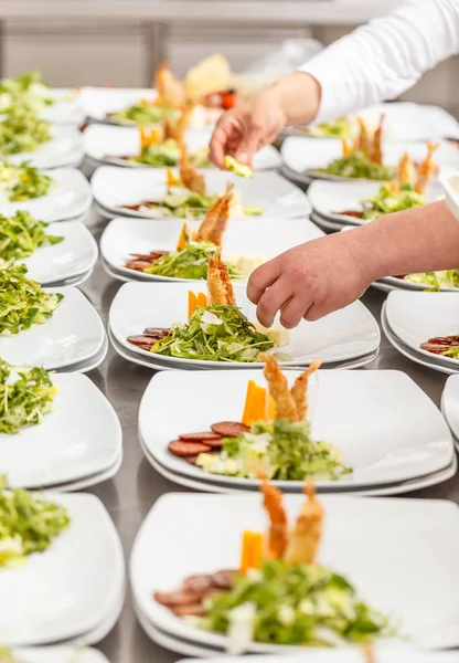 Koks bereiden heerlijke voorgerecht gerechten — Stockfoto