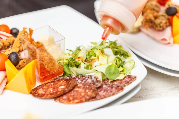 Chef-kok in de keuken van het restaurant — Stockfoto