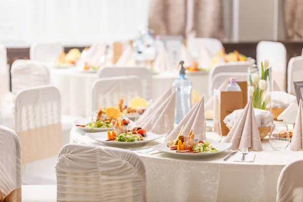 Роскошная еда на свадебном столе — стоковое фото