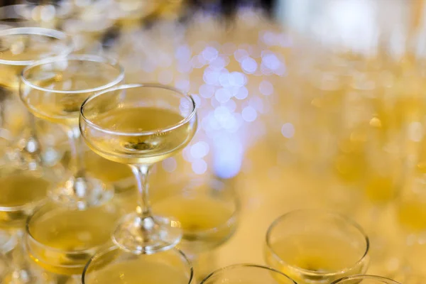 Champagne bicchieri piramide — Foto Stock