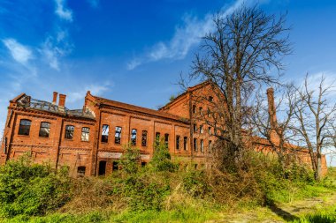 Terk edilmiş ve unutulmuş bina