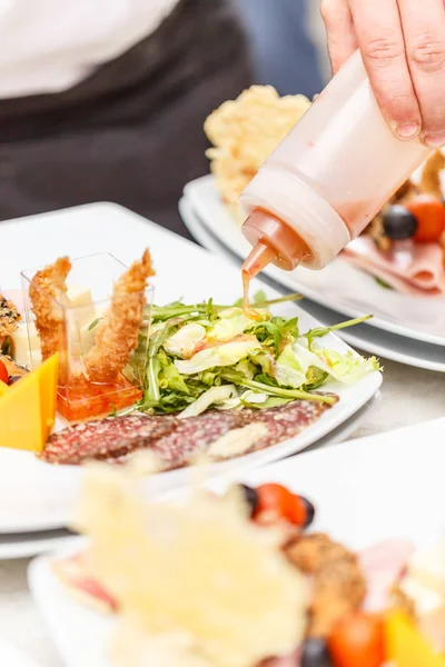 Chef is finishing his plate — Stock Photo, Image