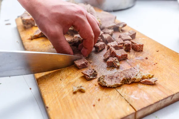 Il cuoco taglia la carne di manzo bollita — Foto Stock