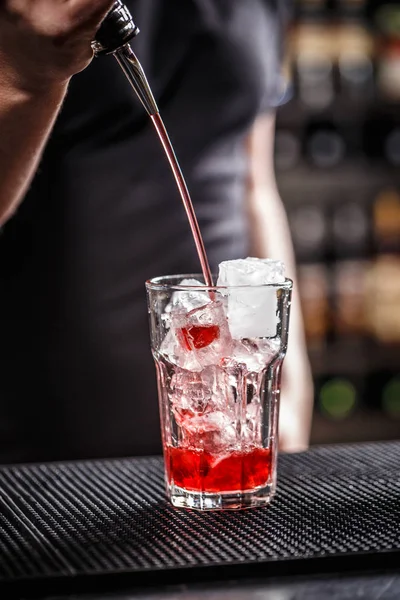 Barman la serviciu — Fotografie, imagine de stoc
