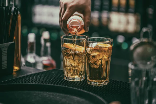 Barmen alkollü içki dökülen — Stok fotoğraf