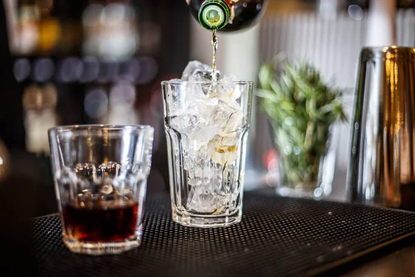 Professionele bartender op het werk — Stockfoto